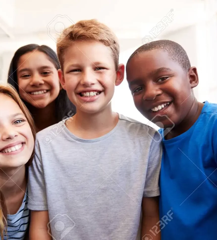 124373273-porträt-von-lächelnden-männlichen-und-weiblichen-schülern-im-klassenzimmer-der-grundschule Gemeinschaftsschule Wik